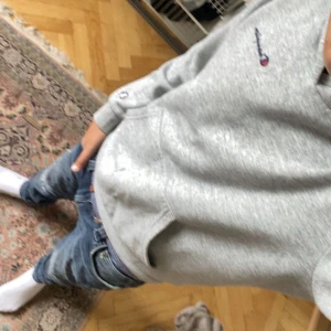 Blå slitna jeans med skinny fit  - Säljer ett par blå jeans med skinny passform och slitningar på benen, inklusive ett hål vid knät. Jeansen har klassisk femficksdesign och snygga tvättade detaljer. Perfekta för dig som gillar en avslappnad och trendig stil.