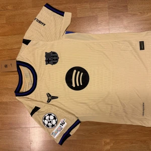 Barcelona X Kobe 24/25 Rashford - Helt ny Barcelona X Kobe 24/25 Rashford med tagg. Storlek S