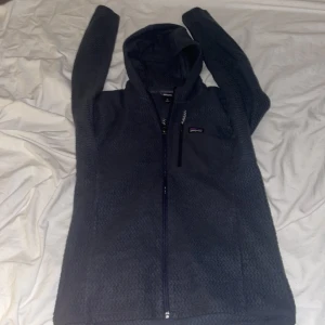 Patagonia fleece - Säljer min patagonia fleece eftersom att den har blivit för liten nu. Den är i xl(obs i barn size) och har använts sparsamt utan tecken på slitningar. Funkar att ha på sig om man har size xs i herr storlek 