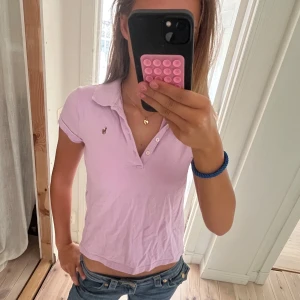 Ljusrosa tröja från Ralph Lauren - Säljer en ljusrosa pikétröja från Ralph Lauren. Jättefin och passar till allt 