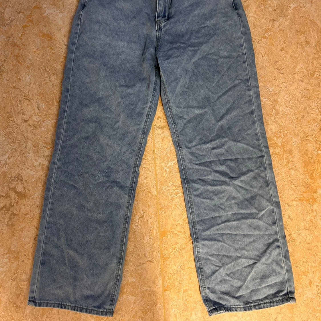 Blå jeans med rosa rosetter - 3