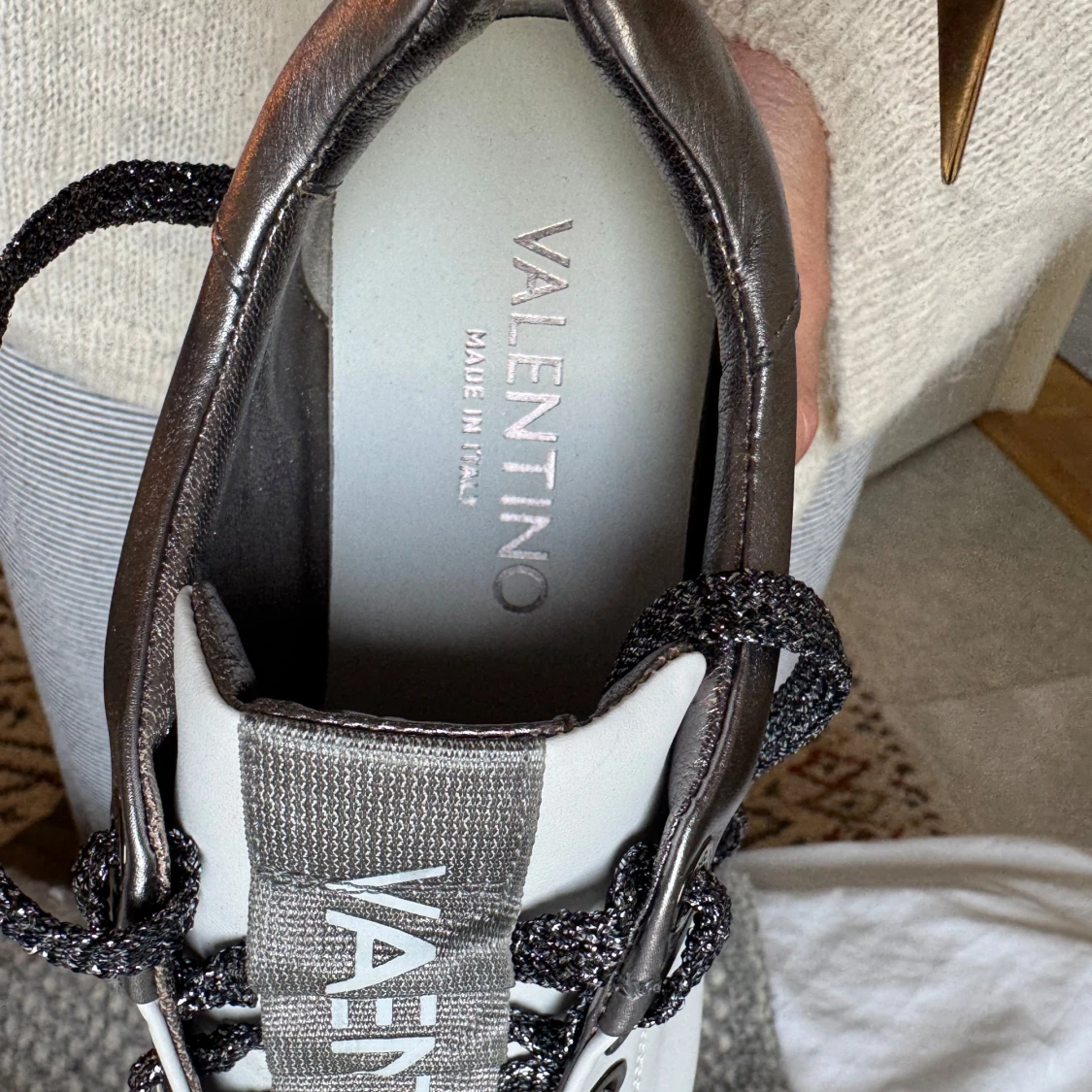Valentino sneakers i vitt och silver - 2