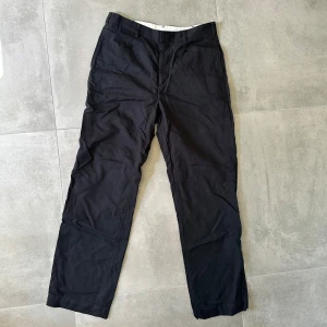 Svarta kostymbyxor från Arket - Svarta kostymbyxor från Arket i klassisk rak modell. Byxorna har två bakfickor med knappar och är tillverkade i en mix av viskos och bomull som ger en mjuk och skön känsla. Perfekta för en clean och stilren look. B349