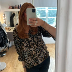 Blus  - Leopardmönstrad blus. Knappt använd 💕