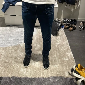 Mörkblå Replay Anbass jeans slim fit - Säljer ett par mörkblå Replay Anbass jeans med slim fit. Ny pris är ca 2000kr, och jag säljer för 600kr vilket är ett du ser pris för denna kvalitet. Priset är ej hugget i sten!