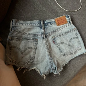 Levi's ljusblå jeansshorts - Säljer ett par ljusblå jeansshorts från Levi's skitsnygga sitter som xs/s