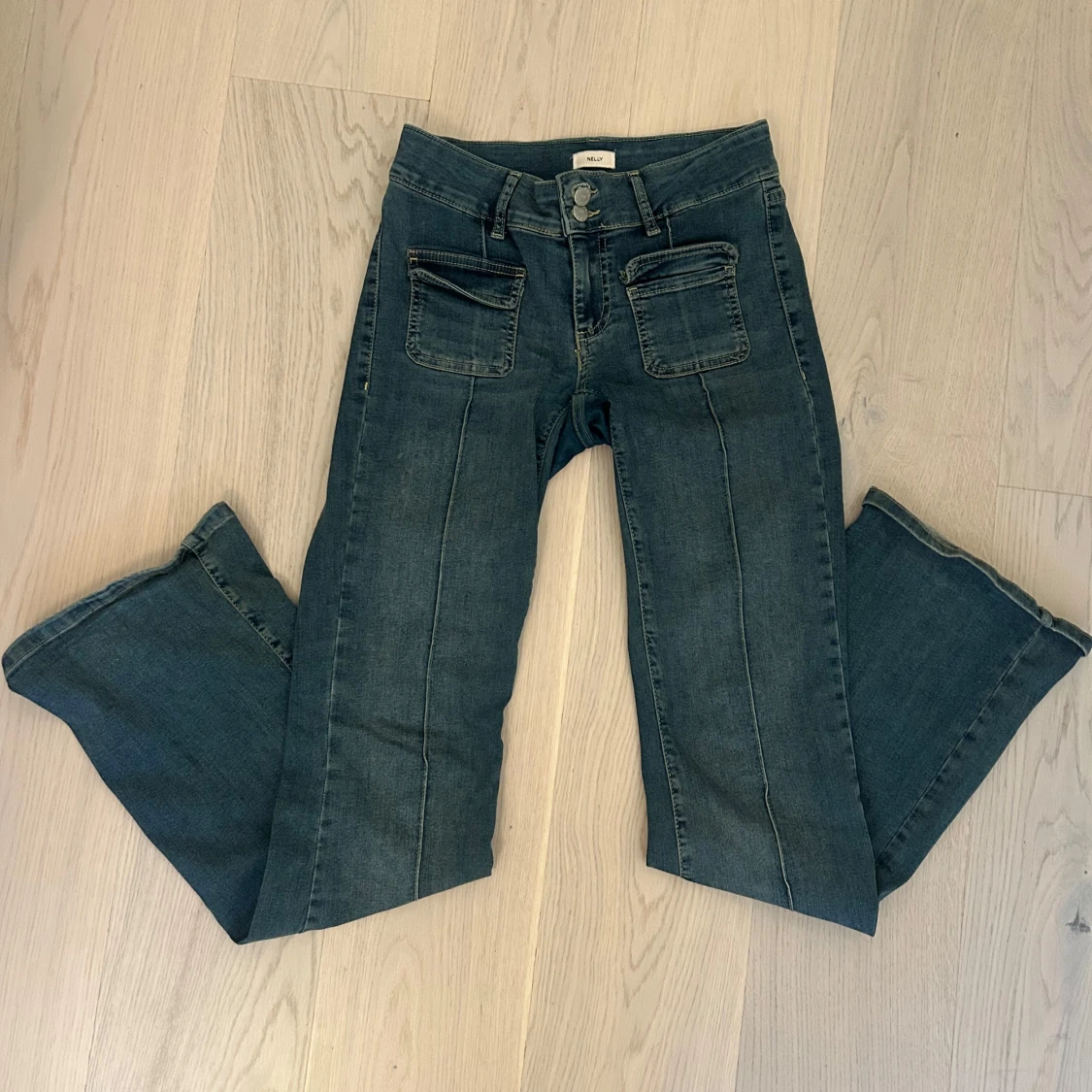 Blå bootcut jeans från Nelly
