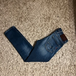 Blå Replay anbass jeans slim fit herr  - Replay anbass med stretch i slim passform. Nytt skick, inga defekter eller liknande. Storlek 30/30 men mått kan såklart skickas vid osäkerhet. Fin wash, kan mötas sthlm annars postas dem samma dag som köp eller dagen därpå🙌💯