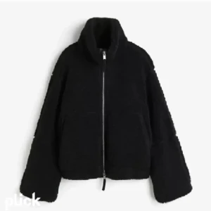 Svart teddyjacka från H&M - Lägger ut denna annons igen, då de inte går att starta en budgivning och har över 40st intresserade, så kommer att sälja till den som budar högst, buda får ni göra i ett meddelande till mig🥰💞 