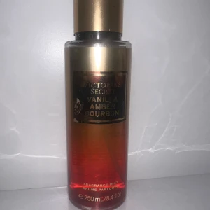 Victoria's Secret Vanilla Amber Bourbon Mist - En lyxig body mist från Victoria's Secret med doft av vanilj, amber och bourbon. Rymmer 250 ml. Perfekt för dig som gillar varma, söta och sensuella dofter.