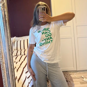 Vit t-shirt Zadig & Voltaire med tryck - Vit t-shirt från Zadig & Voltaire med grönt statement-tryck 'Girls can do anything' på framsidan. Mjuk bomullskvalitet som är skön mot huden. 