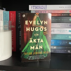 Evelyn Hugos sju äkta män - Bra bok i gott skick, bruten rygg. Författare Taylor Jenkins Reid.