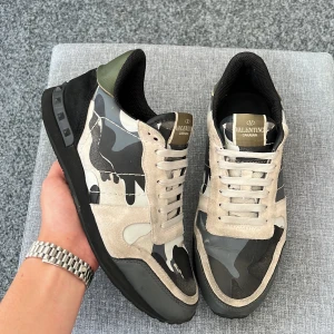 Valentino rockrunners  - Säljer nu dessa sjukt feta rockrunners ! Perfekt till höst o vinter! Detta var förra vinterns bästsäljare! Skick: 8,5/10! Size: 41 fits 42! Hör av dig vid minsta fundering 🤩