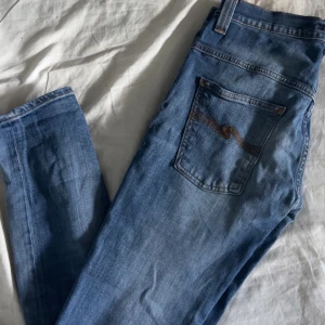 Nudie jeans  - Slim jeans - Nudie Thin Finn- Ljusblå - Storlek: 32/32 - Nypris: 1599kr - Mitt pris: 399kr - hör av dig vid funderingar 💫