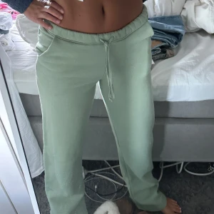 Low Waits mjukisbyxa - Säljer mina gröna mjukis ifrån LXA!! Använda någon enstaka gång. Sitter så snyggt och är lågmidjade!! Storlek xxs men stretchiga!