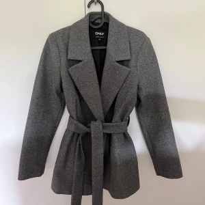 Grå kappa - Säljer denna fina gråa kappa som är perfekt nu för hösten, väldigt sparsamt använd utan några defekter❣️