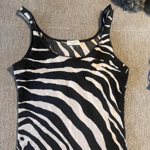 Linne med Zebra mönster! - Jätte coolt Linne ifrån Dolce & Gabbana som jag köpte på Humana second hand 2022! Skriv om du har frågor!