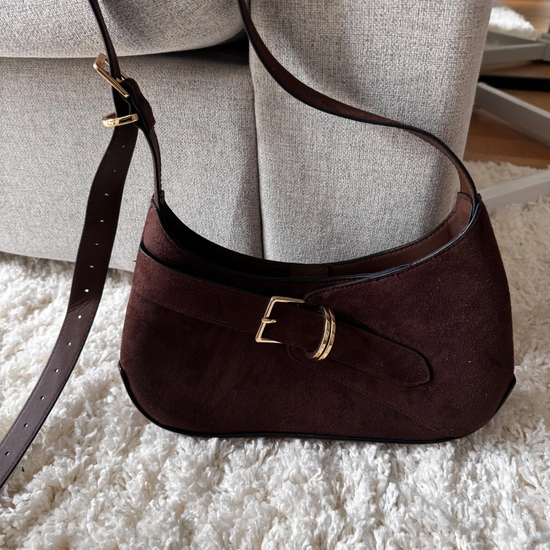 Brun mocka axelväska med spänne