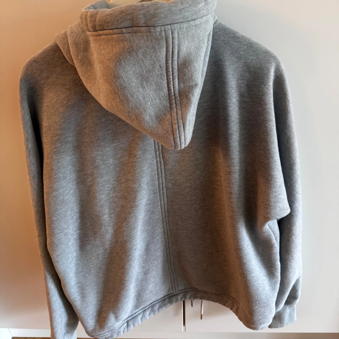 Grå hoodie från Nicki Studios - 4