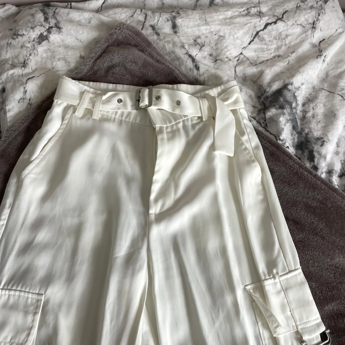 Vita cargopants med bälte - 3