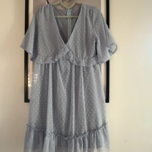 Ljusblå kort klänning - Ljusblå kort klänning med volanger🩵🩵