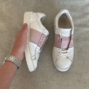 Valentino open rosa  - Riktigt snygga rosa valentino skor i gott skick! Självklart är dem äkta. Ny pris 7000 kr! Inga scambud. Skriv vid frågor! 