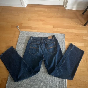 Nudie jeans - Nypris: 1600                                                               lite upprispade vid höger fot