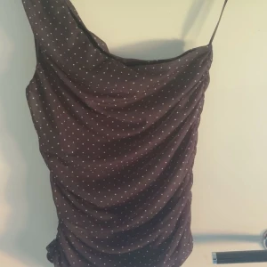 Svart vit prickig body - Svart prickig body, aldrig använd