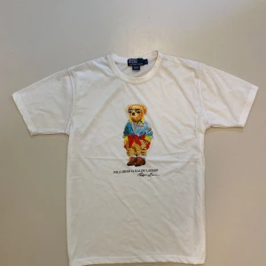 Vit Ralph lauren polo bear t shirt - Vit polo Ralph Lauren polo bear t shirt Ny utan prislapp aldrig använd //  Storlek L //  Skriv vid minsta fråga eller fundering💯🤝