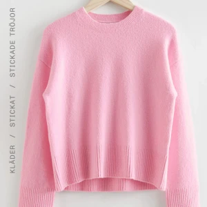 Ljusrosa stickad tröja - Superfin ljusrosa stickad tröja med rund halsringning och ribbade muddar. Tröjan har en avslappnad passform och är perfekt för att ge din outfit en söt och mysig vibe. Långärmad och mjuk, passar perfekt till jeans eller kjol.