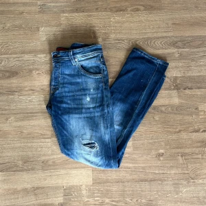 Jack n jones jeans - Feta Jack n jones jeans i storlek 32/32 | modellen är 185 cm lång och väger ca 75 kg, de passar bra på modellen | fint skick | fraktar samma eller nästa dag