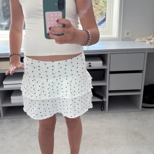 Vit prickig volangkjol!💕💕 - Supersöt vit kortkjol med svarta prickar, volang och inbyggda skorts! Skriv för mer info💕