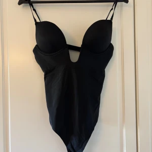 Svart body H&M - Supersnygg v-ringad body från H&M! Sparsamt använd!💃