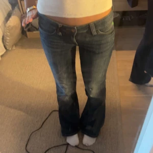 Weekday/cheapmonday  bootcut jeans med låg midja - Snygga blå bootcut jeans från weekday . HELT NYA PRISLAPP KVAR!! 💗💗💗💗 27/30