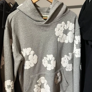 Denim tears hoodie - Denim tears hoodie i storlek M i gråa färgen. Köparen står för frakten✅| pris 600kr✅| köp båda för ett paketpris på 1000kr( du hittar den i min profil) | hör av er vid frågor!
