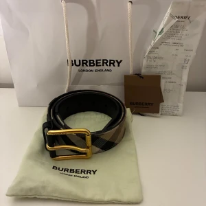Burberry skärp - Snyggt Burberry-bälte i klassiskt rutigt mönster. Kvitto, påse och dustbag. Skriv vid frågor