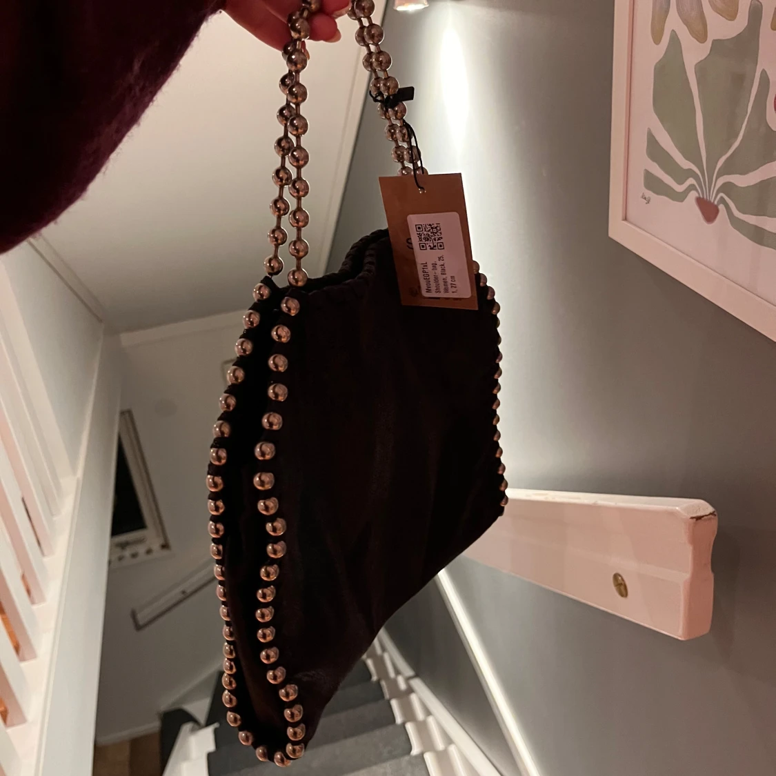 Svart axelväska med pärldetaljer - 1