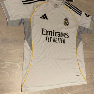 Real Madrid vit 25/26 T-shirt  - •Säljer en jätte fin 25-26 vit Real Madrid T-shirt.  •Den är inte använd bara testad, jätte bra skick och inga fläckar eller hål.  •Och det är storlek M och måtten finns på dem sista bilderna •Priset kan diskuteras och skickar inom 24 Tim 💨😊