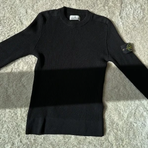 Svart stickad tröja Stone Island S - Snygg och stilren Stone Island-stickad tröja i svart. Äkta vara med Certilogo-tagg. Storlek S, inte använd en enda gång.   Nypris ca 4 000 kr – mitt pris 1 800 kr  För övriga bilder eller frågor är det bara att skriva.😀