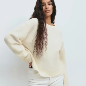 Krämvit stickad tröja från Gina Tricot - Supermjuk  krämvit stickad tröja från Gina Tricot. Tröjan har rund halsringning, ribbade muddar och lång ärm. Tröjan är något nopprig men inget som jag tycker förstör tröjan. Skriv för mer frågor eller bilder 🩷