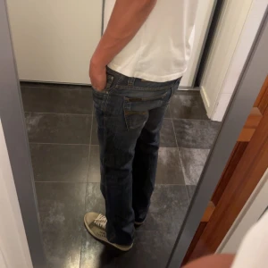 Nudie Jeans blå - Slim Jim. 32/34. Bra skick, slitage på fickor. 