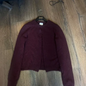 Supersöt kofta  - En supersöt kofta i färgen vinröd! Materialet är stickad och sitter väldigt skönt mot huden. Perfekt nu till hösten!