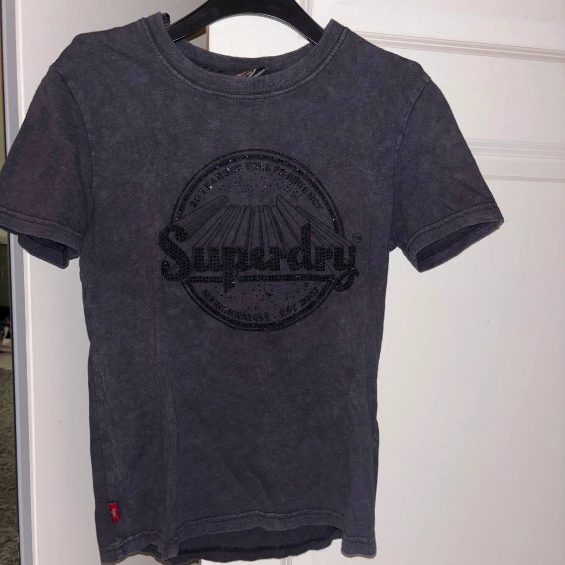 Mörkgrå Superdry t-shirt med paljetter