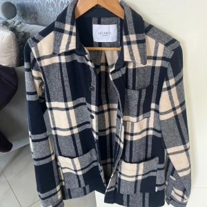 Les deux overshirt - Säljer en riktigt snygg overshirt från märket les deux. Tröjan är köpt från Johnells för 2000 kr men säljer den för ett riktigt bra pris. 500kr vid snabbaffär. Skick är 9,5/10 då den knappt är använd. Storlek S kan passa M