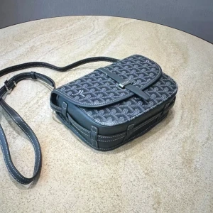 Axelväska med mönster - Säljer en snygg axelväska från G-yard med justerbar rem och klassiskt grafiskt mönster. Väskan är mörk blå med vita och bruna detaljer, har lock med spänne och kontrastsömmar. Perfekt för dig som vill ha en stilren och ikonisk accessoar.