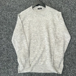 Grå tröja - Säljer denna snygga grå tröja från Lmtd! Size: S-M! Helt ny! Hör av dig vid intresse 🤩