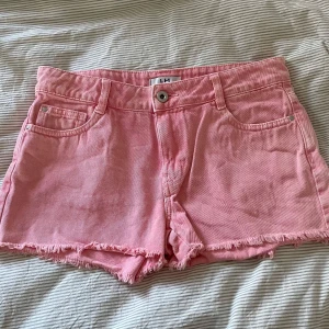 Rosa jeansshorts med fransad kant LH - Snygga rosa jeansshorts från LH i storlek 36 men passar bättre för 34/32. Köpte dessa ett tag sedan men passar inte
