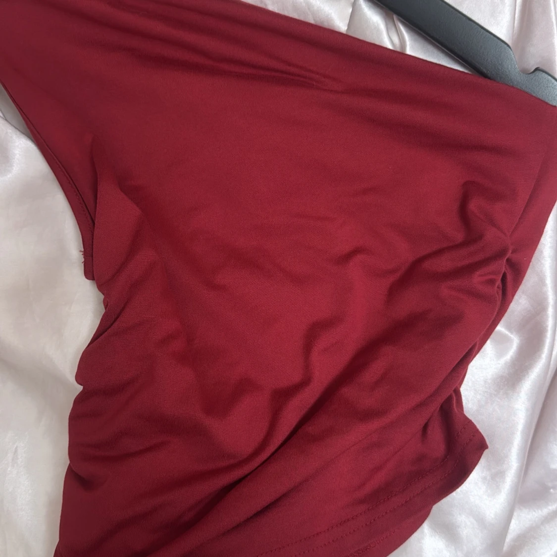 Vinröd topp i mjukt tyg