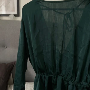 Blus - Superfin mörkgrön blus ifrån Bikbok med öppen rygg! Satinliknade material. Aldrig använd men tyvärr ingen prislapp kvar. Nypris - 399 kr 🫶🏼