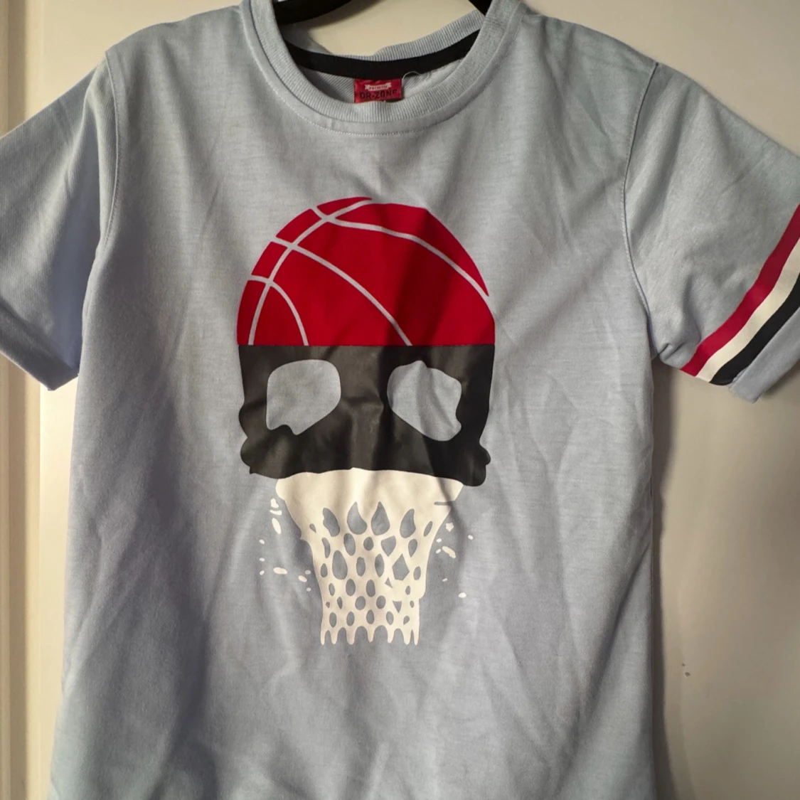 Ljusblå t-shirt med döskalletryck - 1